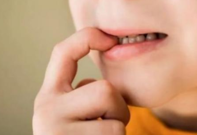 孩子喜欢啃指甲是怎么回事 孩子喜欢啃指甲是怎么回事